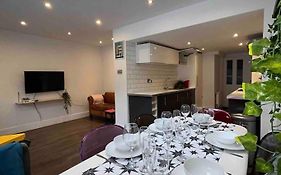 London 2 Bedrooms With Private Garden Apartment Walking Distance To Underground Ideal For Families